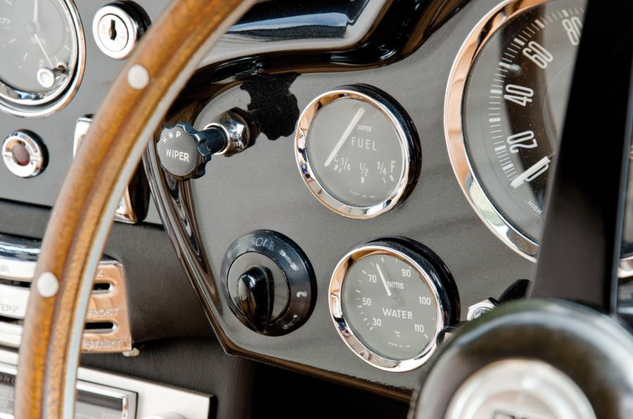 Панель приборов Aston Martin DB6 (3211/R) 1967 года  (фото 12 из 24)